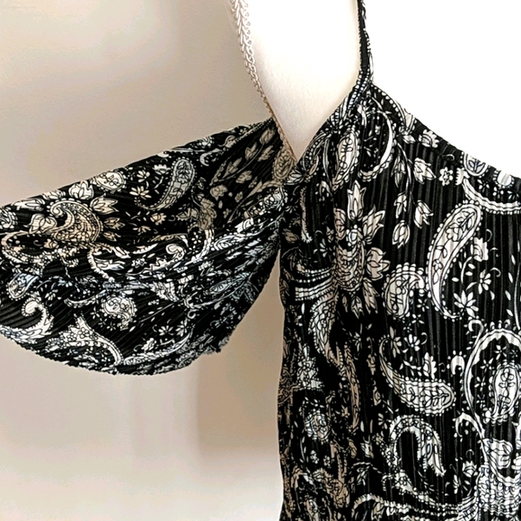 Cold shoulder top. - Picture 2 of 4